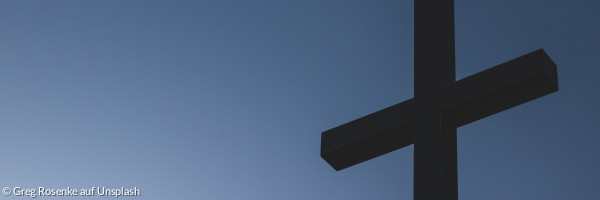Kreuz vor blauem Himmel