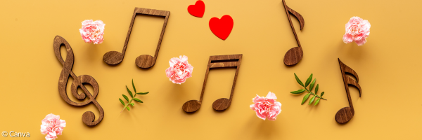 Holznoten mit Herz und Blume